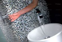 Облицовка ванной комнаты перламутровой мозайкой (Antolini)